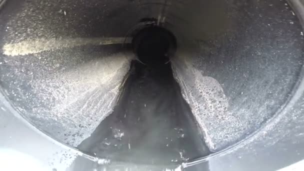 Imágenes HD de una tubería de drenaje de plástico negro con escorrentía de agua de tormenta — Vídeos de Stock