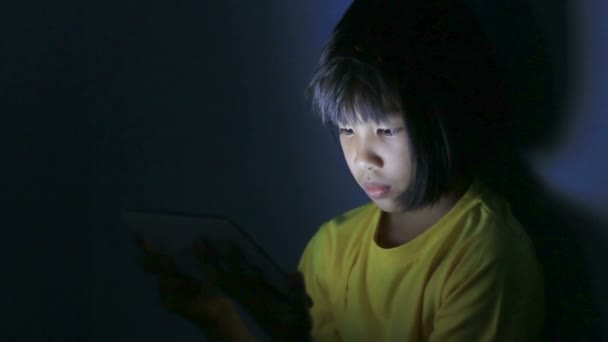 HD filmato di Piccola Asiatica ragazza utilizzando tablet computer di notte — Video Stock