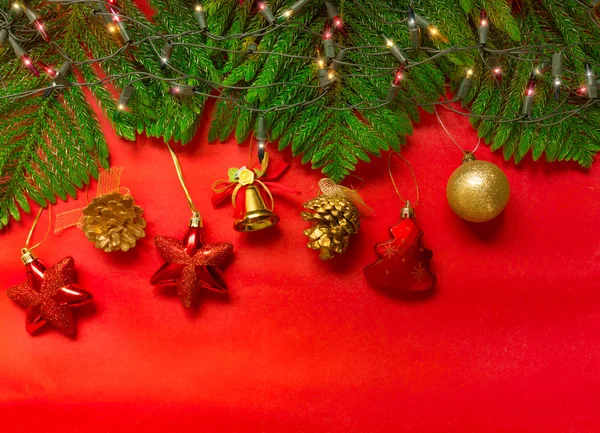 빨간 배경, 크리스마스에 대 한 사용에 조명 크리스마스 트리 — 스톡 사진