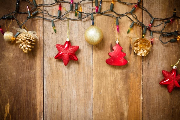 Kerstmis grens - gouden kerstballen, sterren, met licht op oud hout — Stockfoto