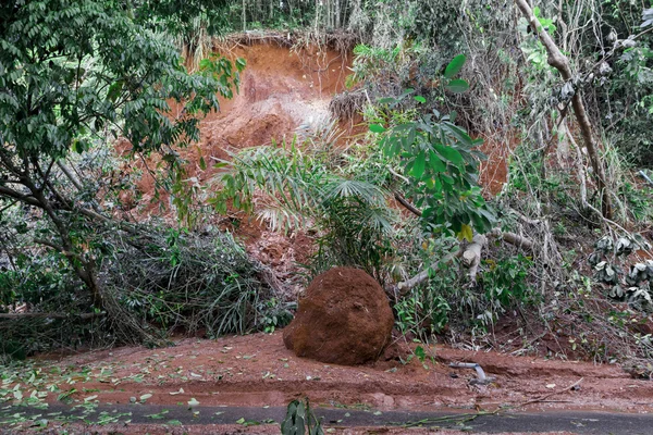 Desastres naturales, deslizamientos de tierra durante la temporada de lluvias — Foto de Stock