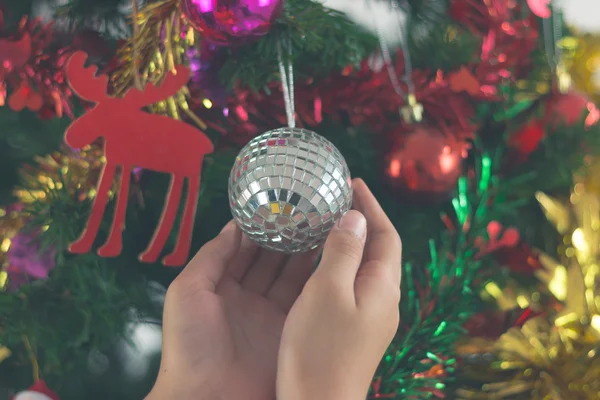 Primer plano del niño colgando bola de juguete decorativo en el árbol de Navidad —  Fotos de Stock