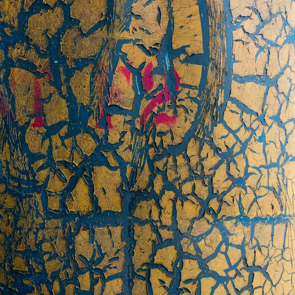 Старая потрескавшаяся краска на фоне старой стены — стоковое фото