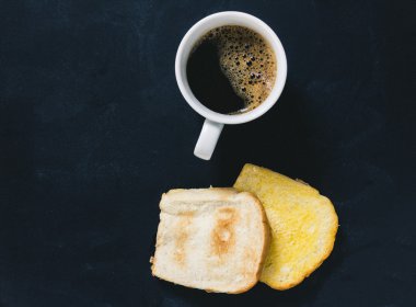 Ekmek dilimleri ile kahve siyah arka plan üzerine