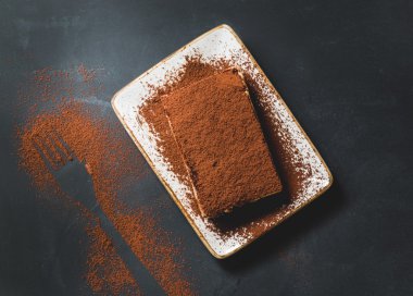 Leziz tiramisu pasta siyah arka plan, üstten görünüm