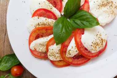 Mozzarella peyniri, domates, fesleğen beyaz p Caprese salatası kapatın