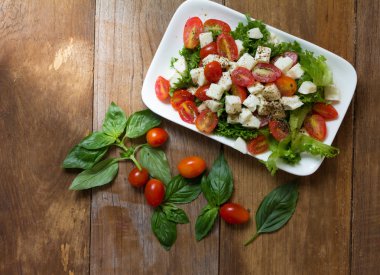Caprese salatası, İtalyan Salata, domates mozzarella fesleğen yaprakları. Sayfanın Üstü