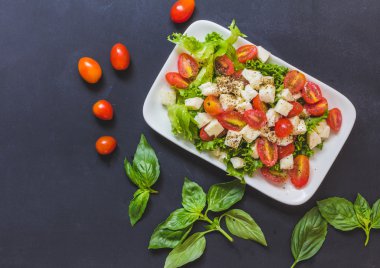  İtalyan Salata, domates mozzarella fesleğen salata bırakın. Üstten Görünüm