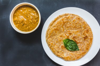 Roti ve tavuk köri. Siyah arka plan üzerine Üstten Görünüm