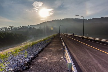 Sabah sis ve baraj manzara
