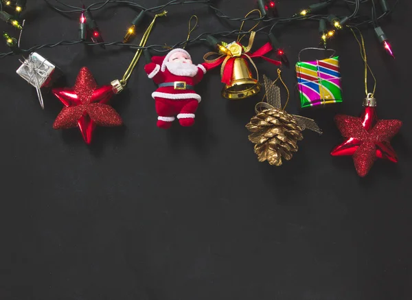 Frontera de Navidad - bolas de oro, estrellas, con luz en ba negro — Foto de Stock