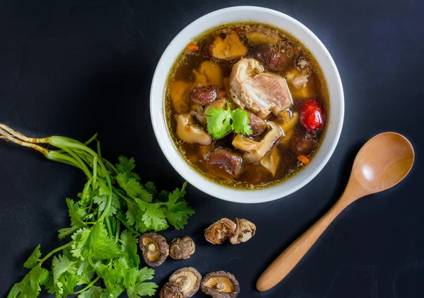 Von oben, Schweineeintopf und Kräutersuppe, ba kut teh auf schwarzem Rücken — Stockfoto