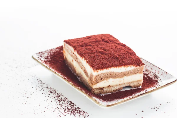 Beyaz üzerine kahve çekirdekleri ile lezzetli tiramisu pasta — Stok fotoğraf