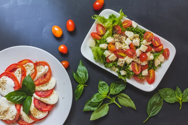 Caprese salad, Italian salad,Tomato mozzarella basil leaves. Top — Stock Photo, Image