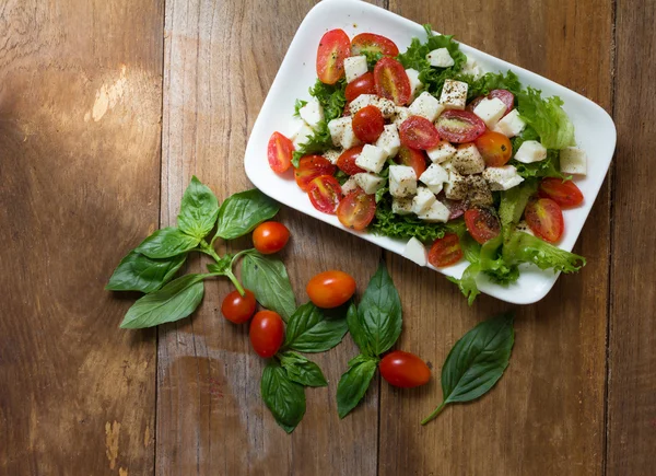 Salát Caprese, italský salát, rajčata mozzarella bazalkových listů. Vrchol — Stock fotografie