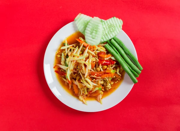 Comida tailandesa famosa, salada de mamão no fundo vermelho — Fotografia de Stock