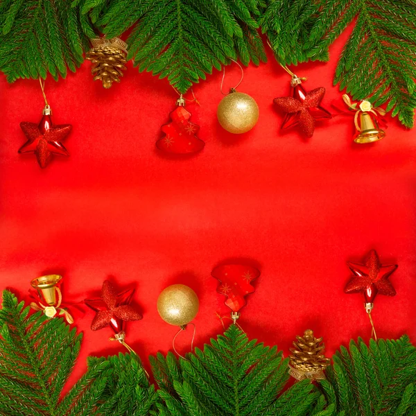 Christmas tree brach en Kerstdecoratie op rode achtergrond, — Stockfoto