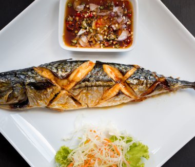 Izgara saba balık tatlı ve baharatlı sos ile 