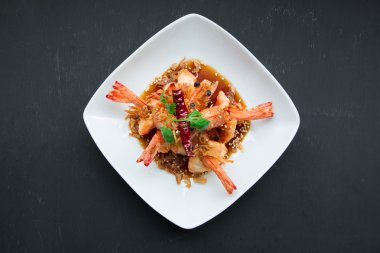 Derin kızarmış karides demirhindi soslu görünümü siyah backgro'Top