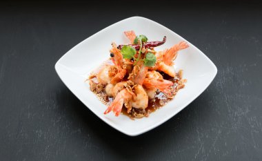 Derin kızarmış karides siyah arka plan üzerine demirhindi soslu