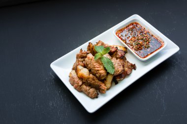  Sığır eti yemekleri - baharatlı Tay tarzında soslu ızgara biftek ye. İnci