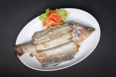 Balık yemekleri - tuz ile ızgara balığı 