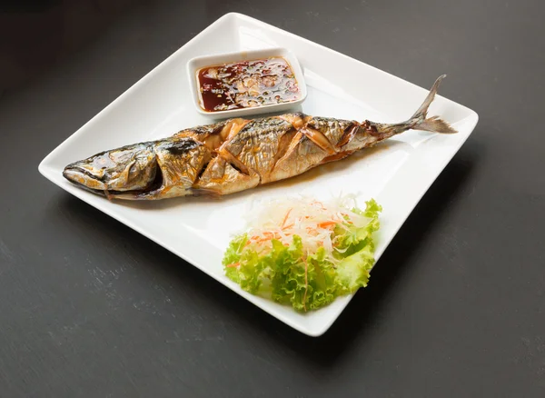 Grillad saba fisk med söt sås på toppen — Stockfoto