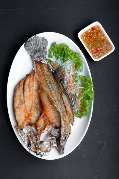 Fiskrätt - friterade Snapper fisk äter med kryddig sås — Stockfoto