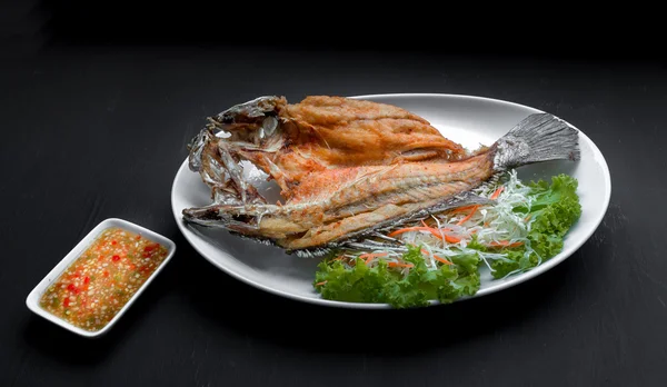 Fiskrätt - friterade Snapper fisk äter med kryddig sås — Stockfoto