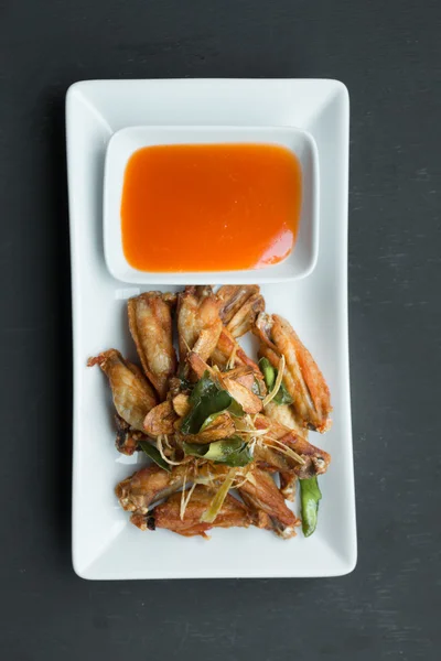 鶏料理・揚げ鶏手羽レモングラス、タイの fo の — ストック写真