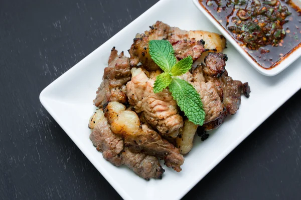 Kött rätter - äta grillad biff med kryddig thailändsk stil sås. Th — Stockfoto