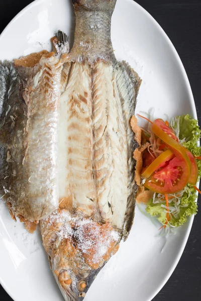 Рыбные блюда - Гриль Snapper с солью — стоковое фото