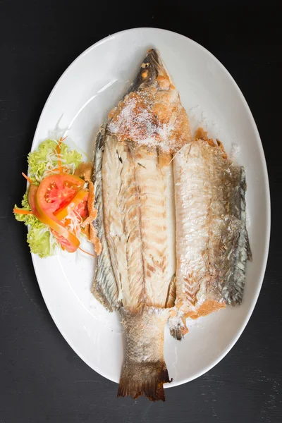 Fiskrätter - grillad snapper med salt — Stockfoto