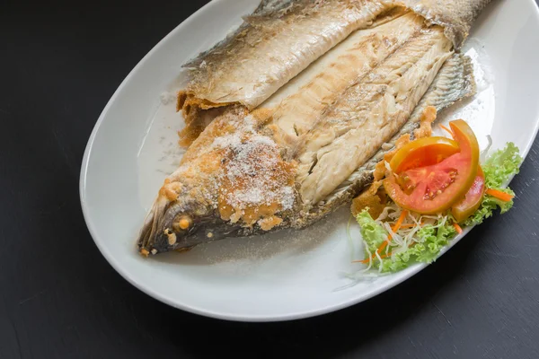 Fiskrätter - grillad snapper med salt — Stockfoto