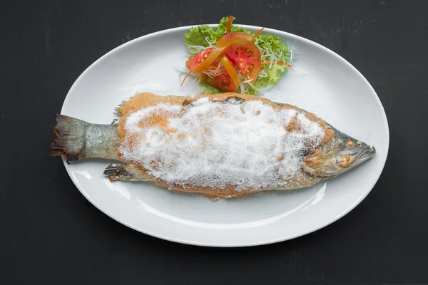 鱼类菜肴-盐烤鲷鱼 — 图库照片