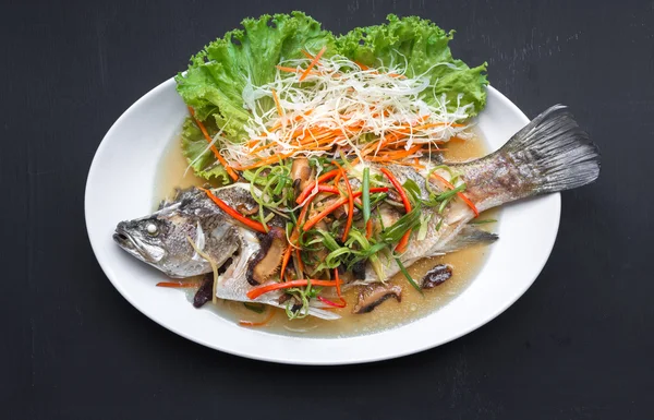 Fiskrätter - ångad snapper med sojasås Thai mat — Stockfoto