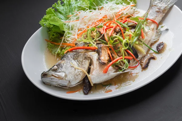 Plats de poisson - Snapper cuit à la vapeur Poisson en sauce soja. Aliments thaïlandais — Photo