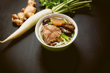 Balık çorbası, Japon tarzı balık çorbası ile soya suace siyah arka