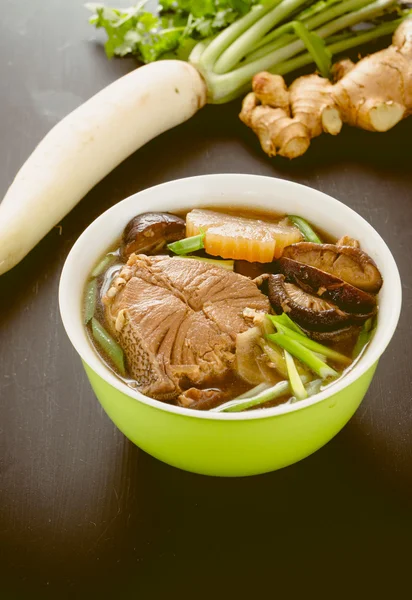 Sopa de pescado, sopa de pescado de estilo japonés con suace de soja en la espalda negra — Foto de Stock