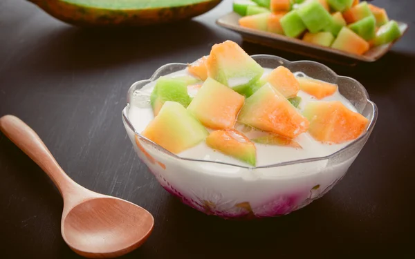 Thailändsk stil söt efterrätt, melon äta med söt kokosmjölk — Stockfoto