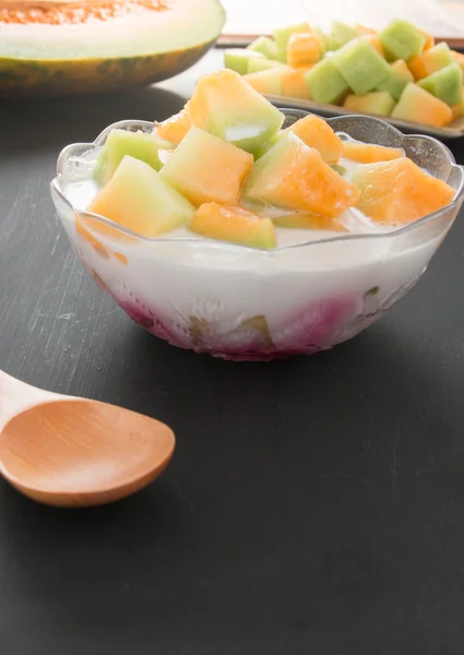 Sobremesa doce estilo tailandês, muskmelon comer com leite de coco doce — Fotografia de Stock