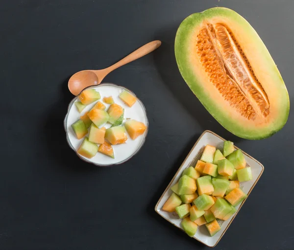 Thailändsk stil söt efterrätt, melon äta med söt kokosmjölk — Stockfoto