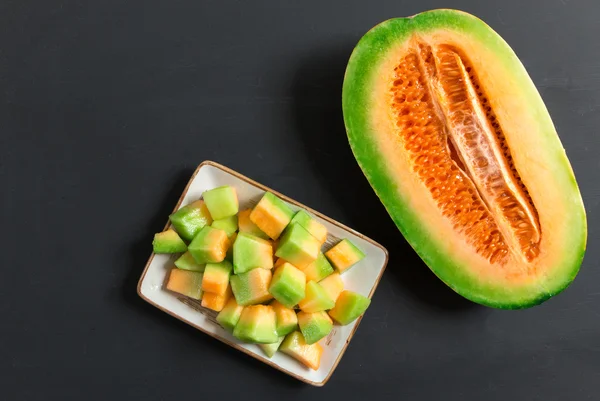 Muskmelon em fundo preto — Fotografia de Stock