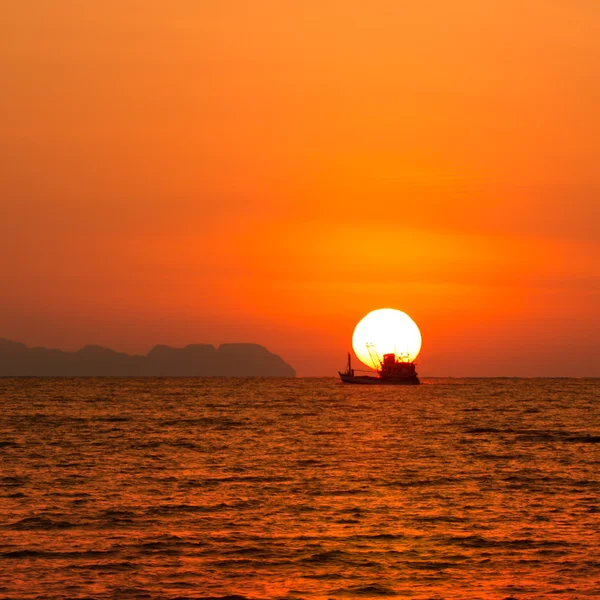 美丽的日出，在海上渔民乘船 图库图片