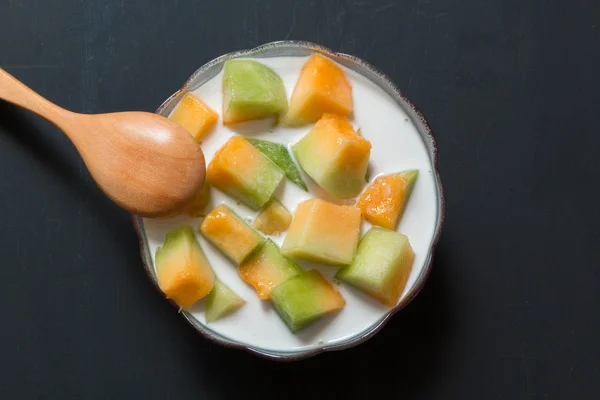 태국 스타일 달콤한 디저트, muskmelon 달콤한 코코넛 우유와 함께 먹는 스톡 이미지