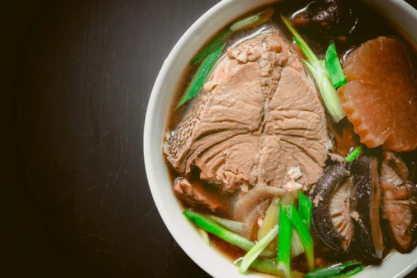 鱼汤，酱油锔日式鱼汤。在顶视图 — 图库照片