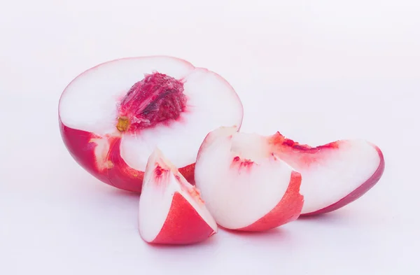 Peach. Frukt med skiva isolerad på vita bak — Stockfoto