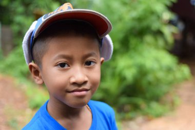 Asyalı gülümseyen çocuğu kapat.