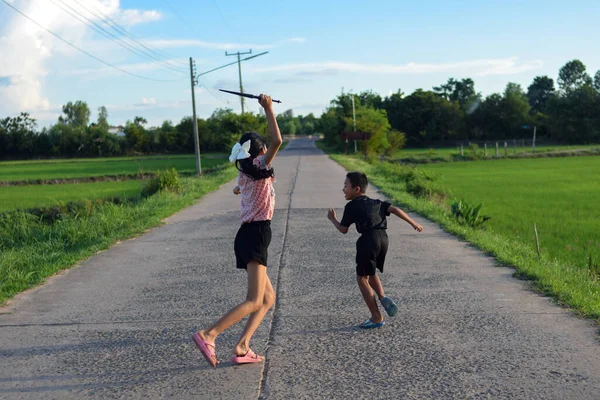 Niño Una Niña Jugando Campo Verde — Foto de Stock