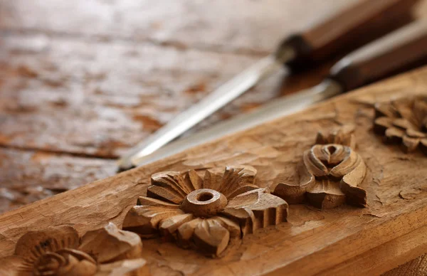 Holzmeißelwerkzeug mit Schnitzerei auf alter verwitterter Holzwerkbank — Stockfoto